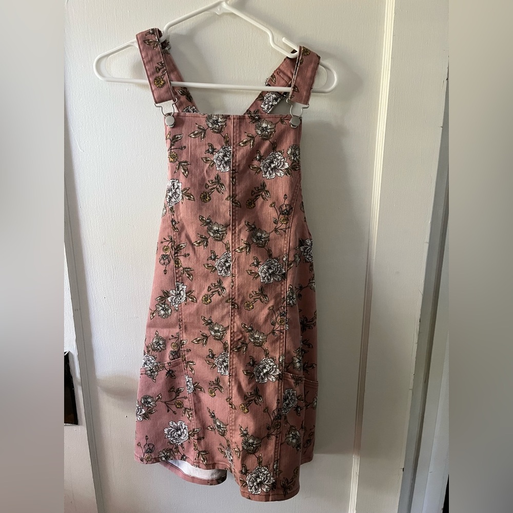Floral denim bib-overalls